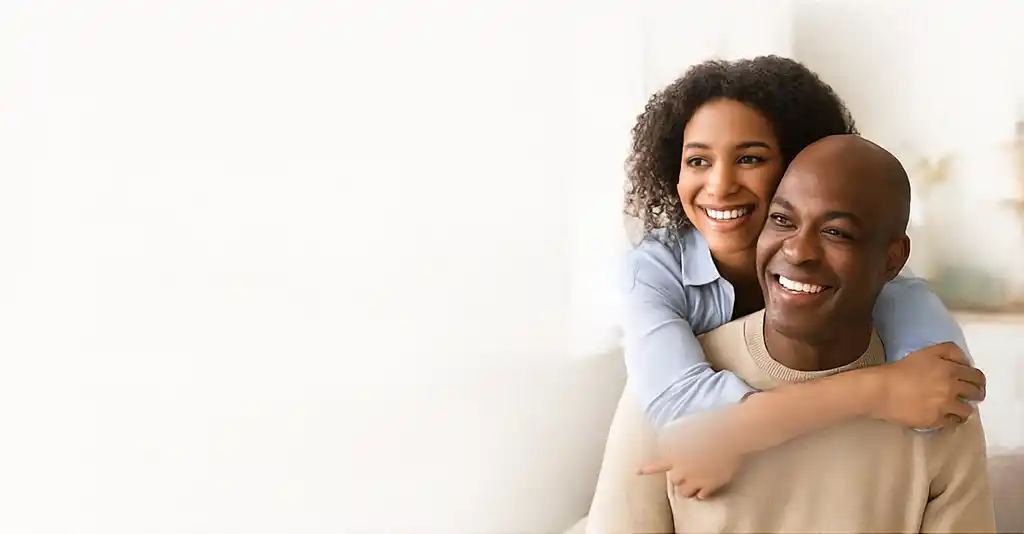 Pareja feliz con seguro médico